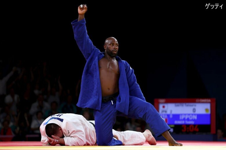 勝利し拳を突き上げるリネール選手