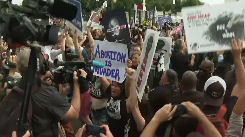 「ロー対ウェイド」判決を覆す判断に、中絶反対派から歓声が上がった（米・ワシントンDC、2022年6月24日）