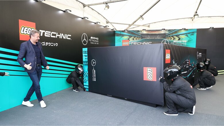 商品パッケージを模した巨大な箱がオープンする様子を見守るマイケル・エベスン ゼネラルマネージャー（左）