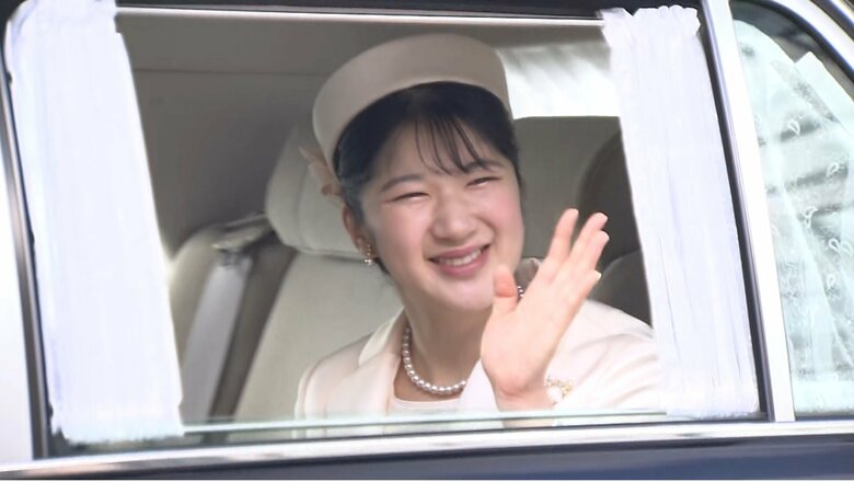 皇居に戻られる際も笑顔