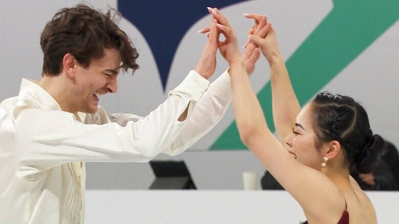 演技後、笑顔でハイタッチする小松原組（2024年世界選手権）