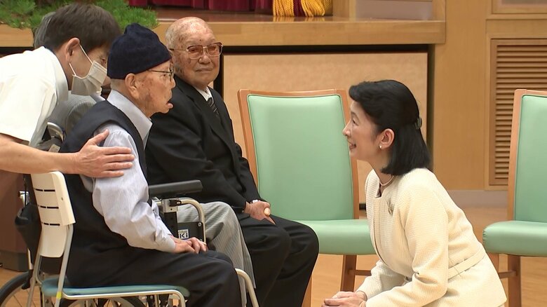 国立ハンセン病療養所「大島青松園」で入所者と懇談される紀子さま