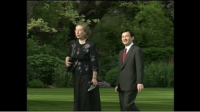 マートンコレッジの中庭を学長と散策された　2001年5月