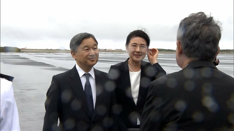 硫黄島に到着された天皇皇后両陛下