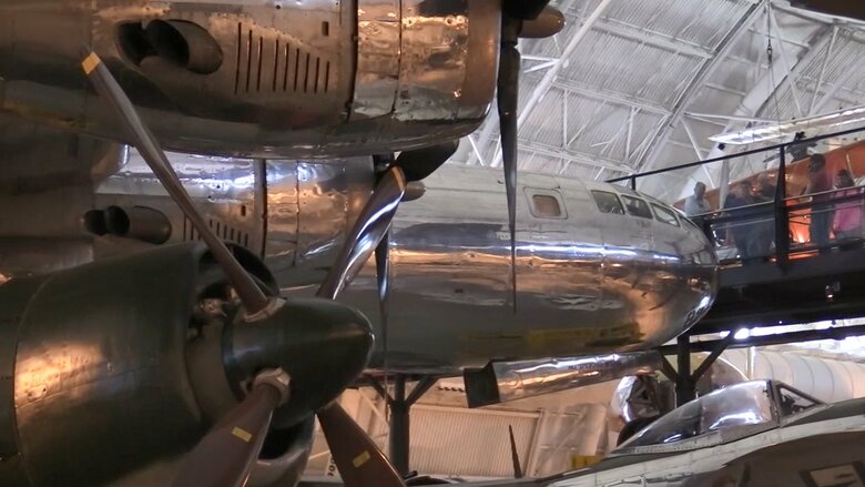 見学する人との比較でもエノラ・ゲイの巨大さが分かる