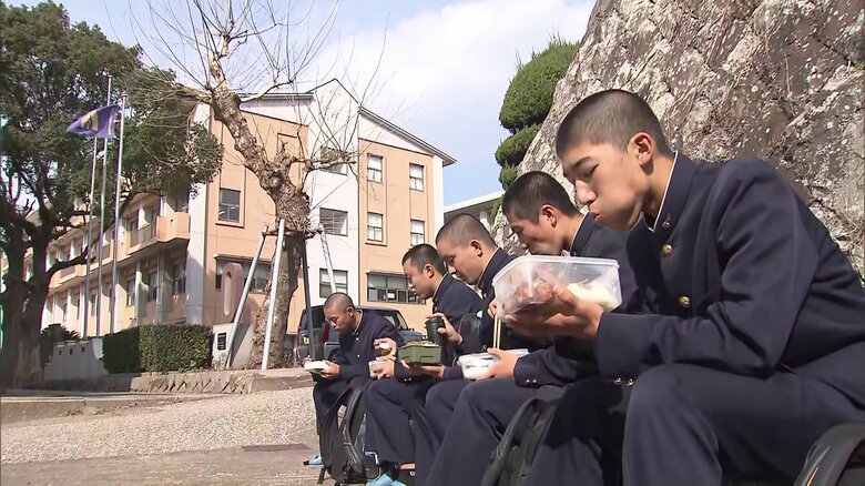昼ごはんはみんなで集まって食べる