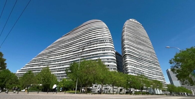 北京市にある地域最大級の複合施設「望京SOHO」　数百の企業と店舗が入る