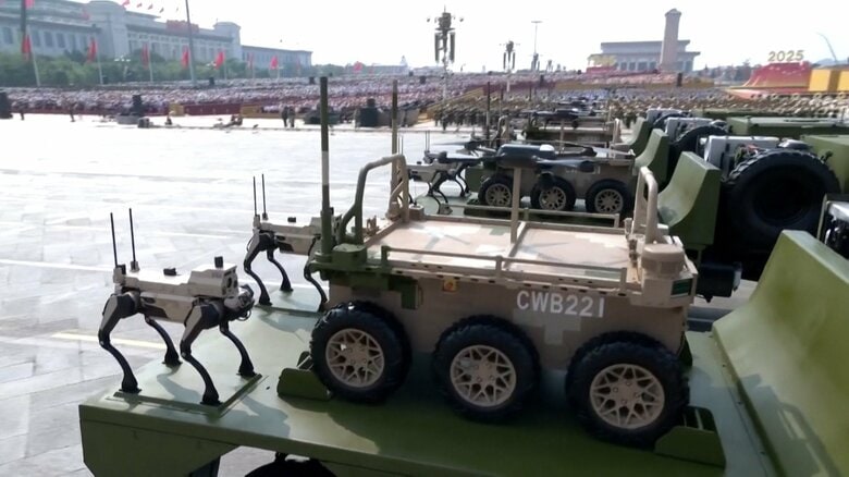 UAVを載せたUGVと狼型ロボットを乗せたトラック。狼型ロボットの足は固定されているように見える。