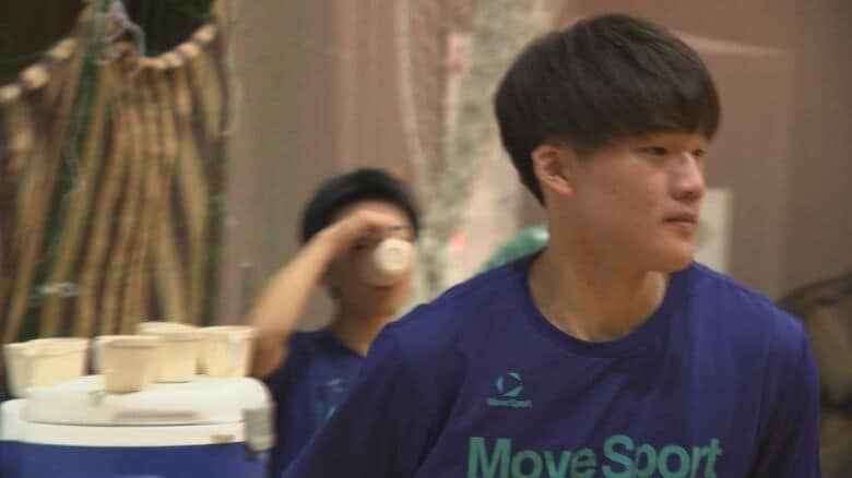 アウトサイドヒッター・野崎裕翔主将（3年）
