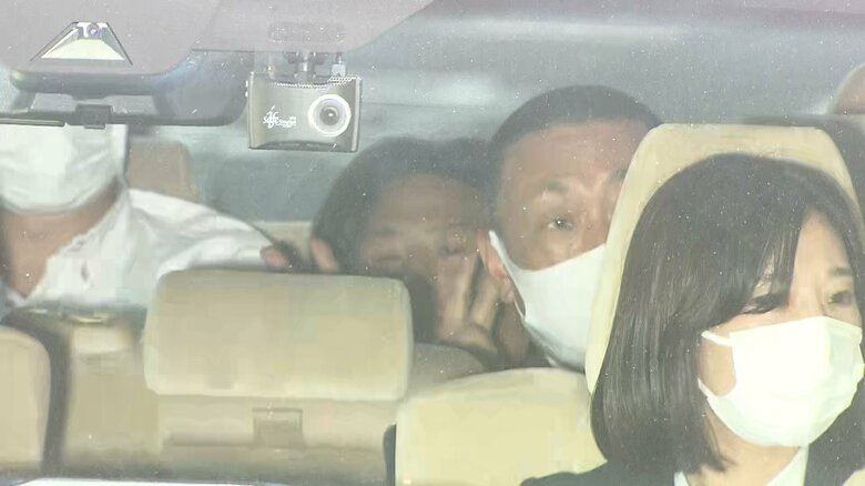ピースサインで警視庁に入るつばさの党運動員の杉田勇人容疑者　5月17日