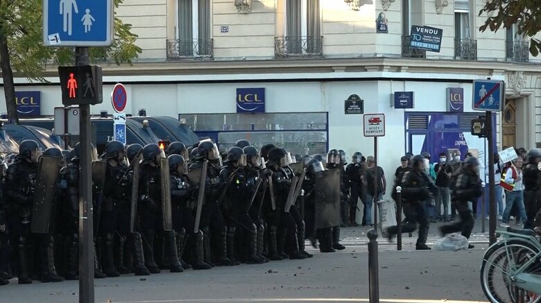 ナシオン広場を囲う警察官（18日）
