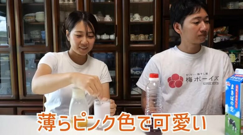 梅酢でうっすらピンク色に