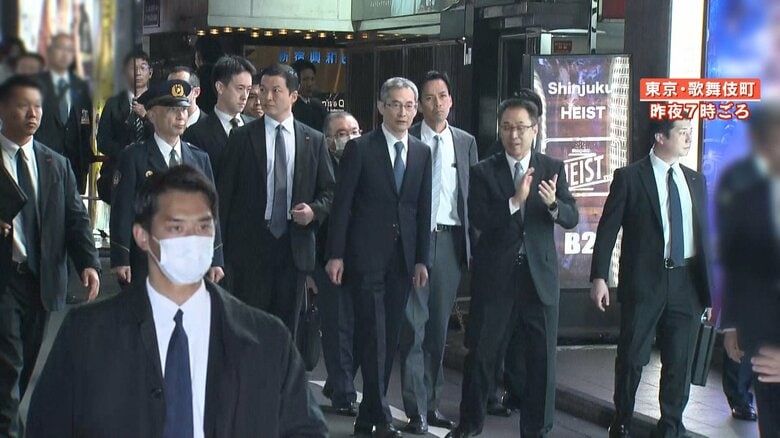 歌舞伎町を視察する露木長官（画像中央）