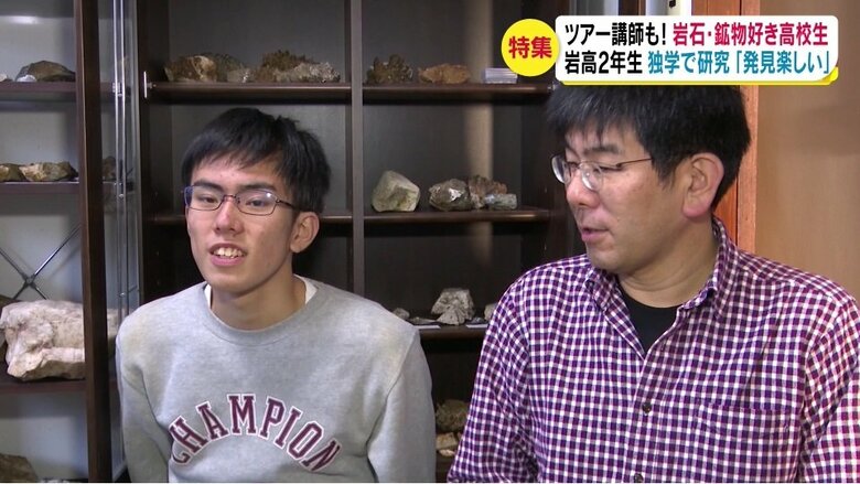 父・到さん（右）