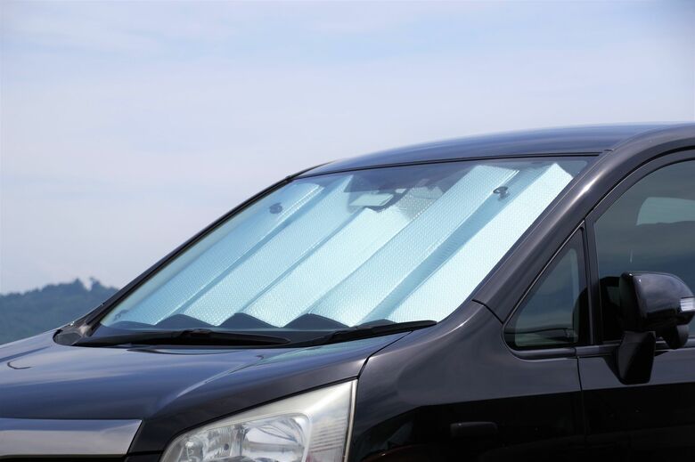 サンシェードをしても駐車中の夏の車の中は危険な暑さに（画像はイメージ）