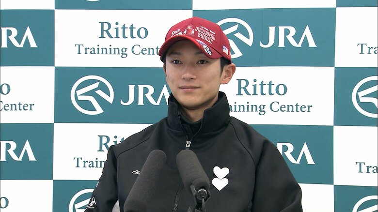 共同会見を行う坂井瑠星騎手