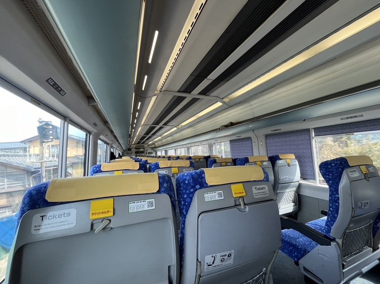 緊急停車した特急いなほの車内（視聴者提供）