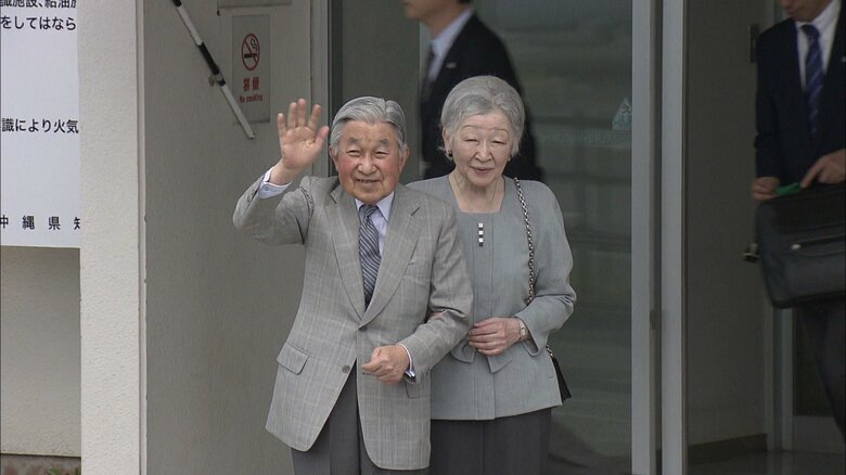与那国空港に到着された両陛下