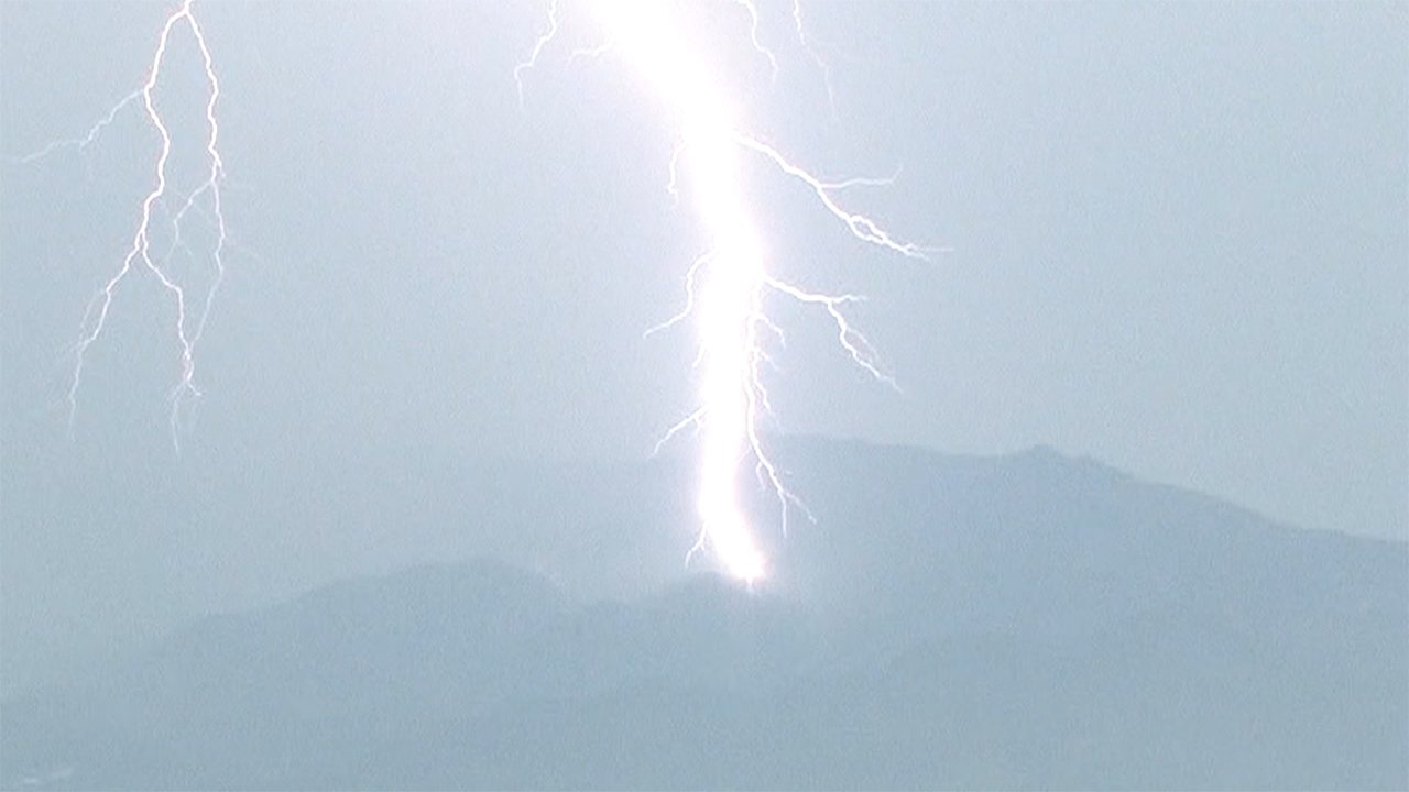 関東から九州で ゲリラ豪雨 巨大稲妻が山に 瞬間映像 Fnnプライムオンライン Goo ニュース