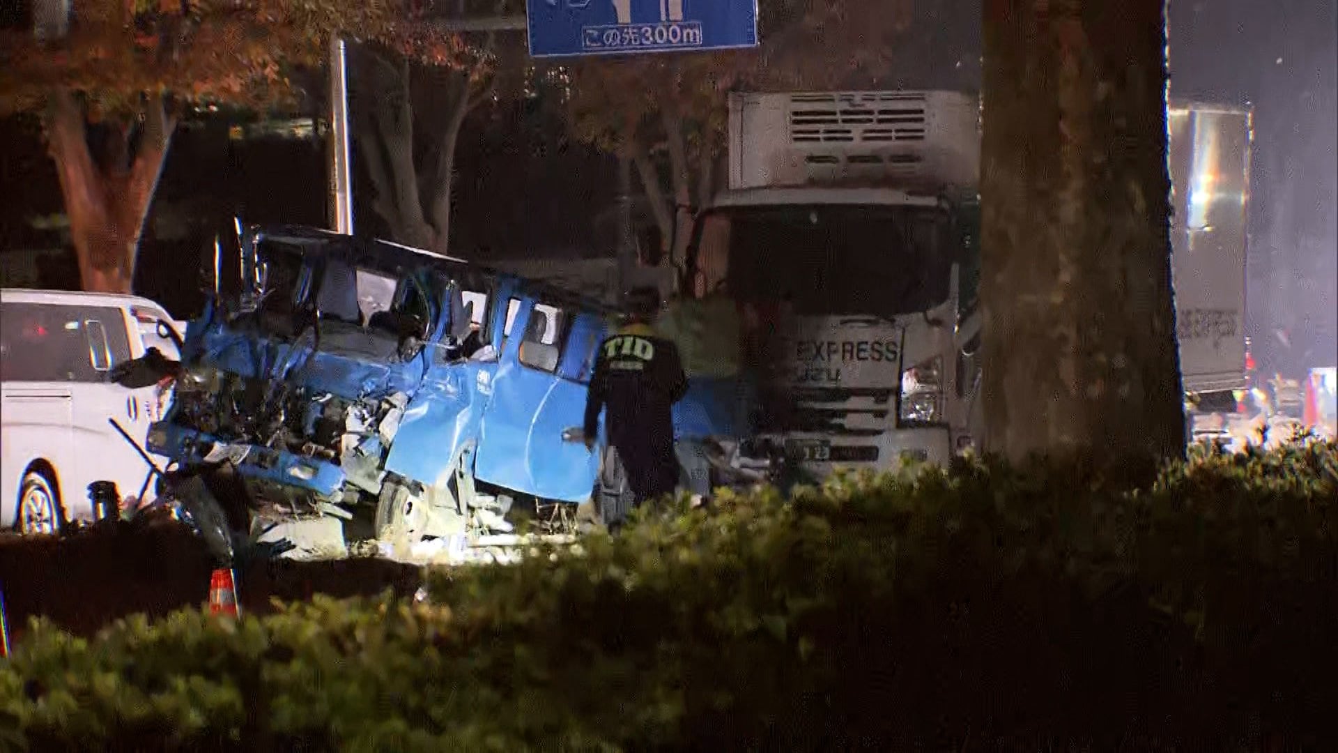 トラックがはね、男性2人死亡 中央分離帯で除草作業中 さいたま市(FNNプライムオンライン) - goo ニュース