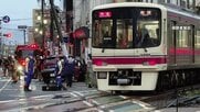【速報】京王線一部区間で運転見合わせ　踏切で乗用車と電車接触事故　電車の乗客約200人は車内に取り残し　