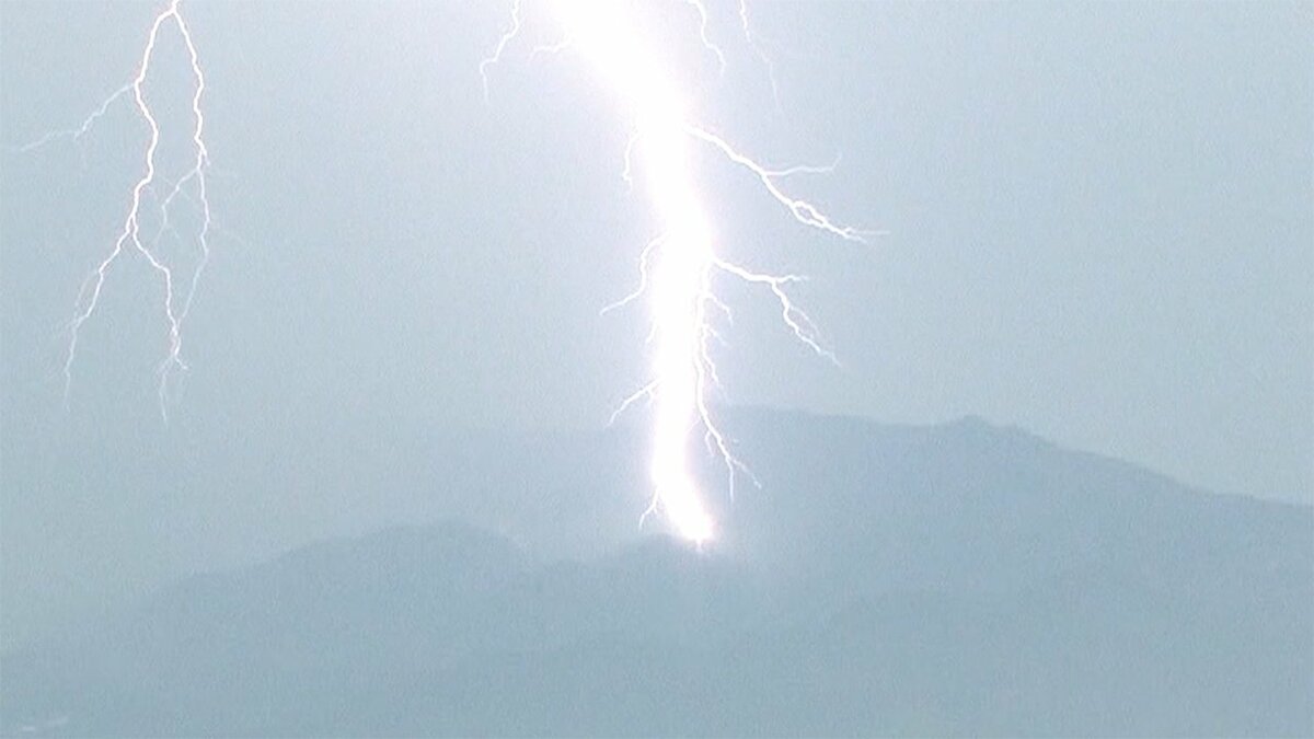 関東から九州で ゲリラ豪雨 巨大稲妻が山に 瞬間映像 関東から九州で ゲリラ豪雨 巨大稲妻が山に 瞬間映像