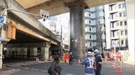 大阪・梅田の路上に突き出た巨大パイプ切断作業開始　早ければ25日にも交通規制全面解除か　地表に残る約1.6m部分をカット