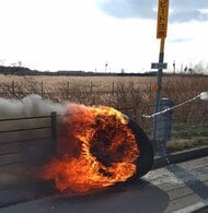 【速報】釧路湿原周辺でトラックから脱落したタイヤが炎上…道路わきの草むらにも飛び火…走行中に左前輪から外れたか＜北海道釧路市＞