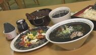 「ブラックグルメ」道の駅に大集合　“真っ黒”ラーメン、ピザ…食用炭の「デトックス効果」も【長野発】