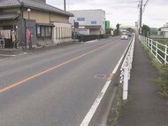 「道路上に人と自転車が倒れている」と通報…大型貨物車がひき逃げか 64歳男性が頭打ち足骨折などの重傷