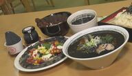 「ブラックグルメ」道の駅に大集合　“真っ黒”ラーメン、ピザ…食用炭の「デトックス効果」も【長野発】