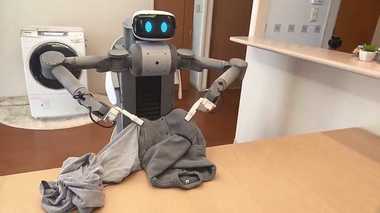 ロボット家政婦 驚異の器用さ !!