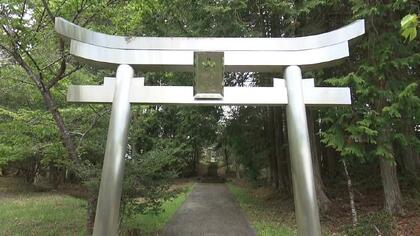 未来からきた鳥居? 銀色ピカピカに輝くことになったとても真面目な理由・静岡発