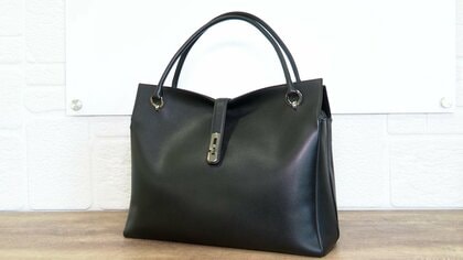 「職人技に注目」首相愛用の“早苗バッグ”が話題沸騰…長野県の老舗メーカーに予約殺到で来年3月発送分まで完売