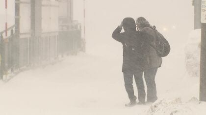 【臨時休校370校・JR213本運休・飛行機欠航48本】「台風並み」の暴風で道内大荒れ…市電には”長蛇の列”猛吹雪はピーク過ぎるも札幌圏は大雪警報で警戒続く〈北海道〉