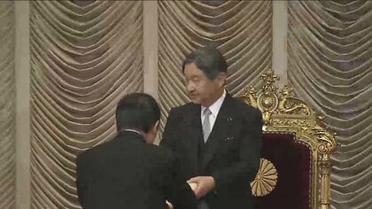 天皇陛下も“困惑”　額賀新衆院議長、自ら読み上げた式辞の文書を陛下に手渡す前代未聞の展開