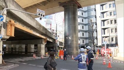 大阪・梅田の路上に突き出た巨大パイプ切断作業開始　早ければ25日にも交通規制全面解除か　地表に残る約1.6m部分をカット