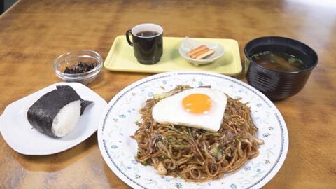 常連いわく「下町のレストラン」路地裏で60年以上愛される“焼きそば店” 客のお腹と心を満たすサービスと人情