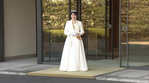 愛子さま、笑顔で一礼 「ローブ・デコルテ」に勲章、ティアラ着用