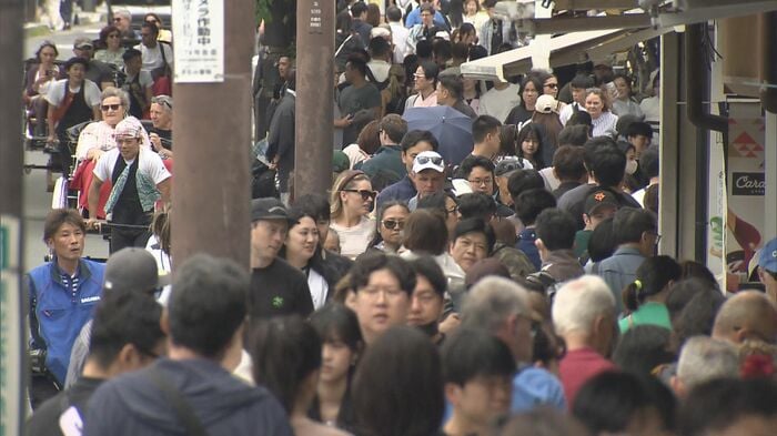 大勢の人でにぎわう町内