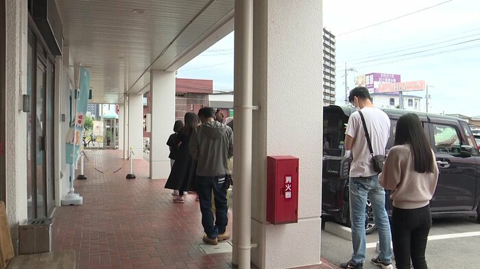店に並ぶお客さんたち