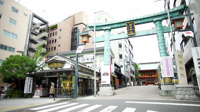 天野屋は神田明神・大鳥居脇にある