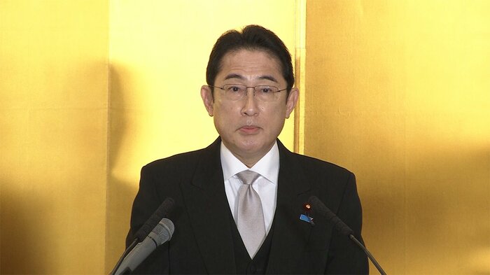 年頭会見する岸田首相(4日)