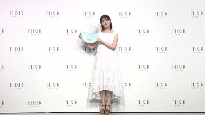 エリクシール ファースト エイジングケア 新ミューズ発表会に登場した浜辺美波さん