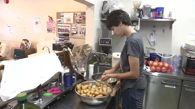 夏祭りで提供するじゃがいものスープをつくるエミリーさん