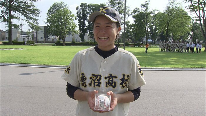 始球式のボールを手に笑顔を見せる木村選手