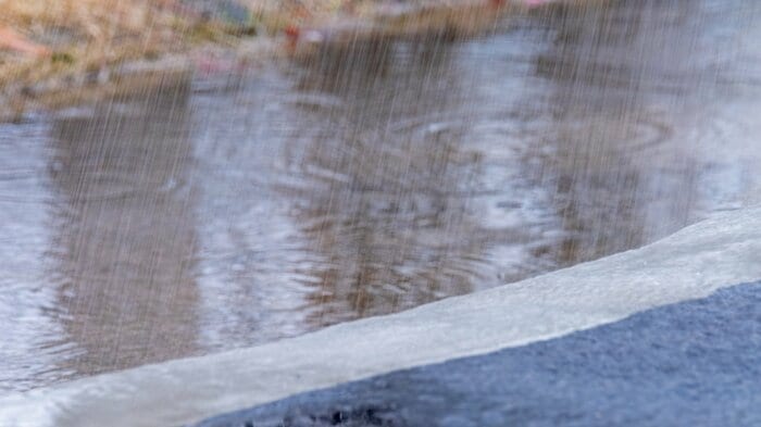 大量の雨が降ると水道管内には圧力がかかる(画像:イメージ)