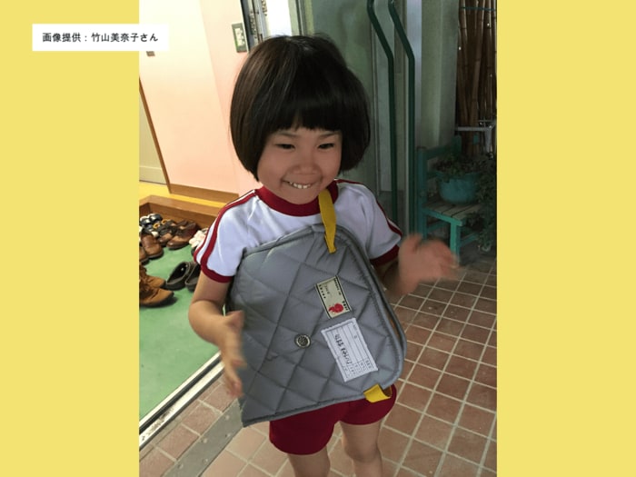 保育園の頃の鈴乃さん 感覚過敏のため防災頭巾を嫌がり肩からさげている