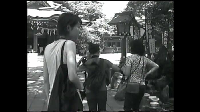 万里子さんはこの場面を見て、「真代は猫背なのよ」と目を細めた(画面左が真代さん)