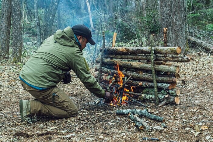 そこにあるものを工夫して活用するのも、アウトドアの大きな楽しみのひとつ（『焚き火の教科書』より）